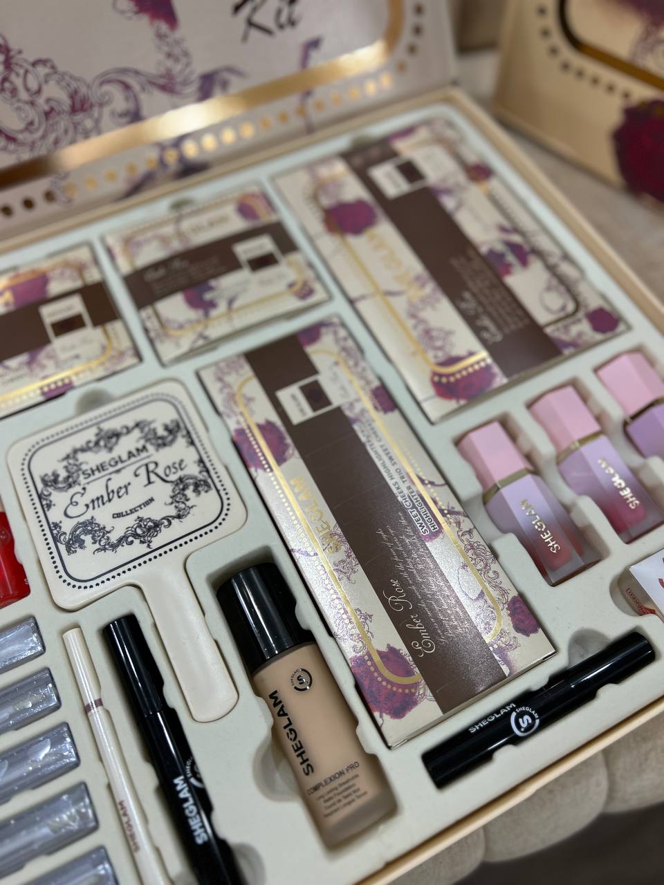 💄 مجموعة مكياج SheGlam "Ember Rose" الفاخرة - كل ما تحتاجينه في علبة واحدة 🎁 هدية مثالية لعاشقات المكياج ✅ السعر: زوج ملايين و 390 ألف التوصيل مجاني 58 ولاية 🚛