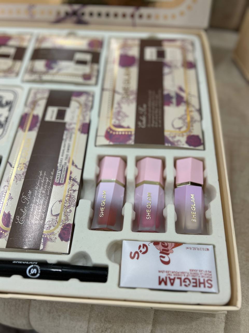 💄 مجموعة مكياج SheGlam "Ember Rose" الفاخرة - كل ما تحتاجينه في علبة واحدة 🎁 هدية مثالية لعاشقات المكياج ✅ السعر: زوج ملايين و 390 ألف التوصيل مجاني 58 ولاية 🚛